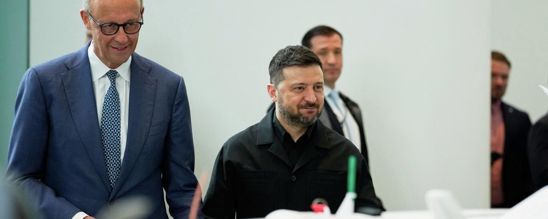 Канцлер Германии Фридрих Мерц и Владимир Зеленский наблюдают за презентацией беспилотников, созданных в рамках германо-украинского сотрудничества.  - Sputnik Тоҷикистон, 1920, 16.04.2026