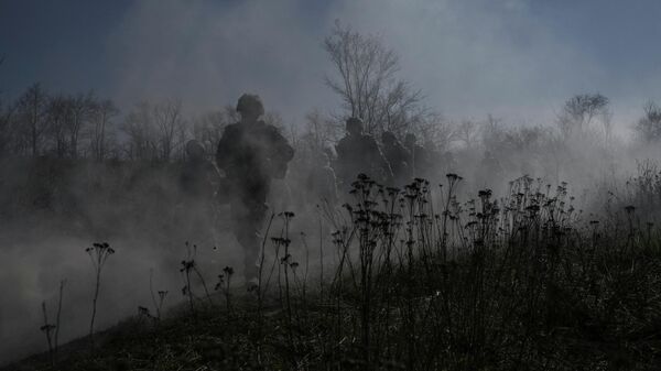 Новобранцы 118-й отдельной механизированной бригады Вооруженных сил Украины проходят военную подготовку вблизи линии фронта в Запорожской области. - Sputnik Тоҷикистон
