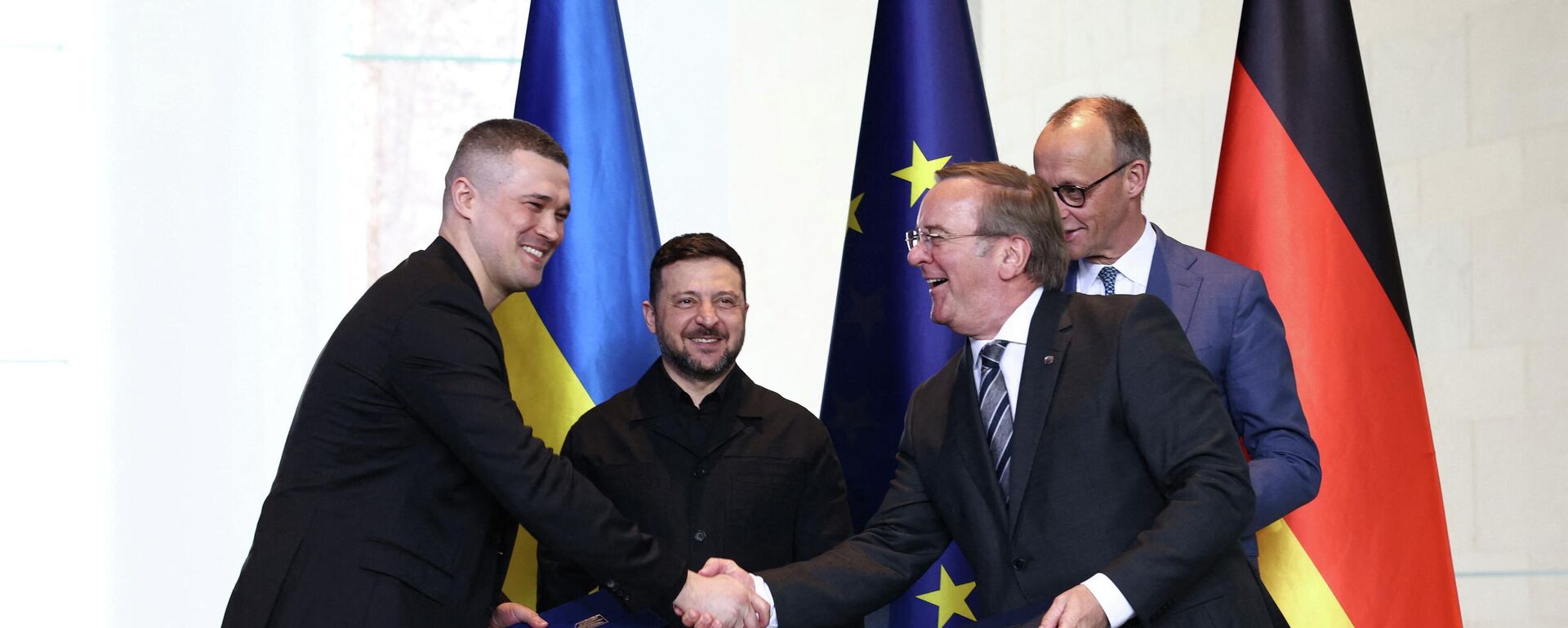 Канцлер Германии Фридрих Мерц, Владимир Зеленский, министр обороны Украины Михаил Федоров и министр обороны Германии Борис Писториус на церемонии подписания соглашения в рамках германо-украинских правительственных консультаций в Берлине, Германия, 14 апреля 2026 года. - Sputnik Таджикистан, 1920, 17.04.2026