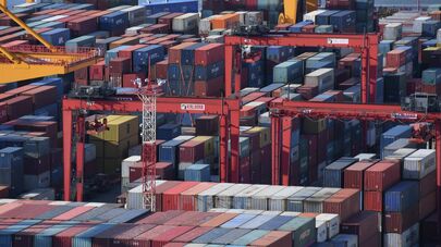 Грузовые контейнеры во Владивостокском морском торговом порту ("ВМТП" входит в группу FESCO) во Владивостоке. 