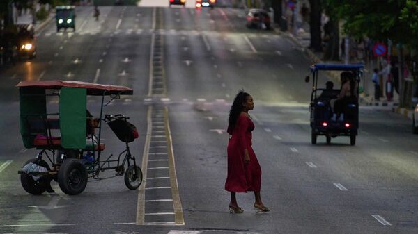Женщина переходит улицу в Гаване, Куба - Sputnik Тоҷикистон