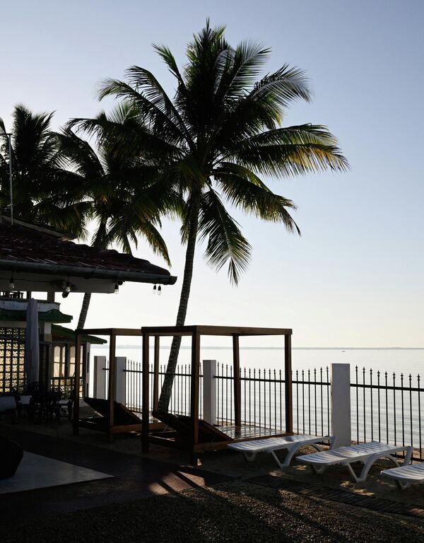 Курсиҳои холӣ дар айвони хонаи иҷора дар Плая Ларга. - Sputnik Тоҷикистон