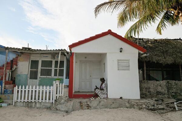 Соҳибхона дар даромадгоҳи хонае, ки дар Плая Ларга иҷора медод. - Sputnik Тоҷикистон