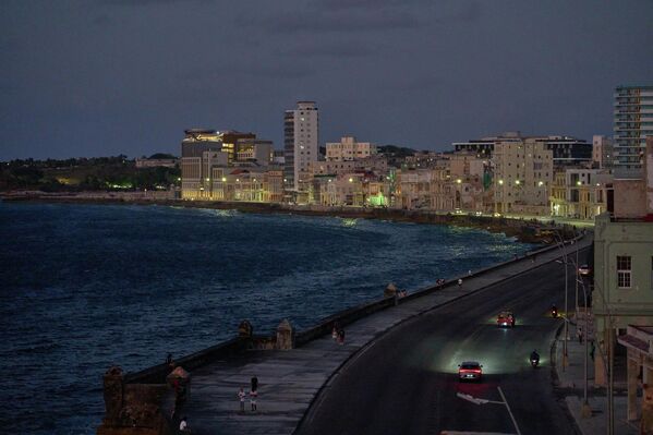 Мошинҳо дар сайри Малекон дар Ҳавана. - Sputnik Тоҷикистон