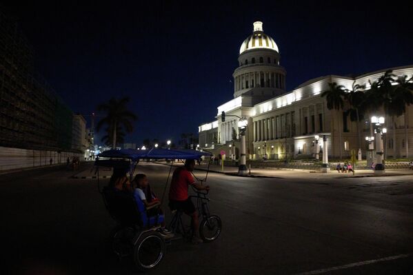 Таксии дучарха дар наздикии Капитолий дар Ҳавана. - Sputnik Тоҷикистон