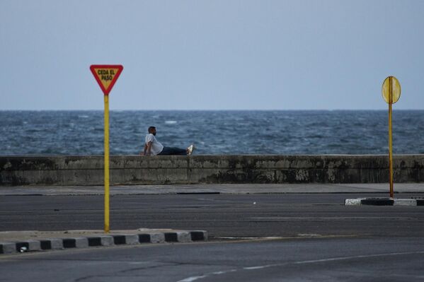 Марде дар соҳили холии Малекон дар Ҳавана. - Sputnik Тоҷикистон