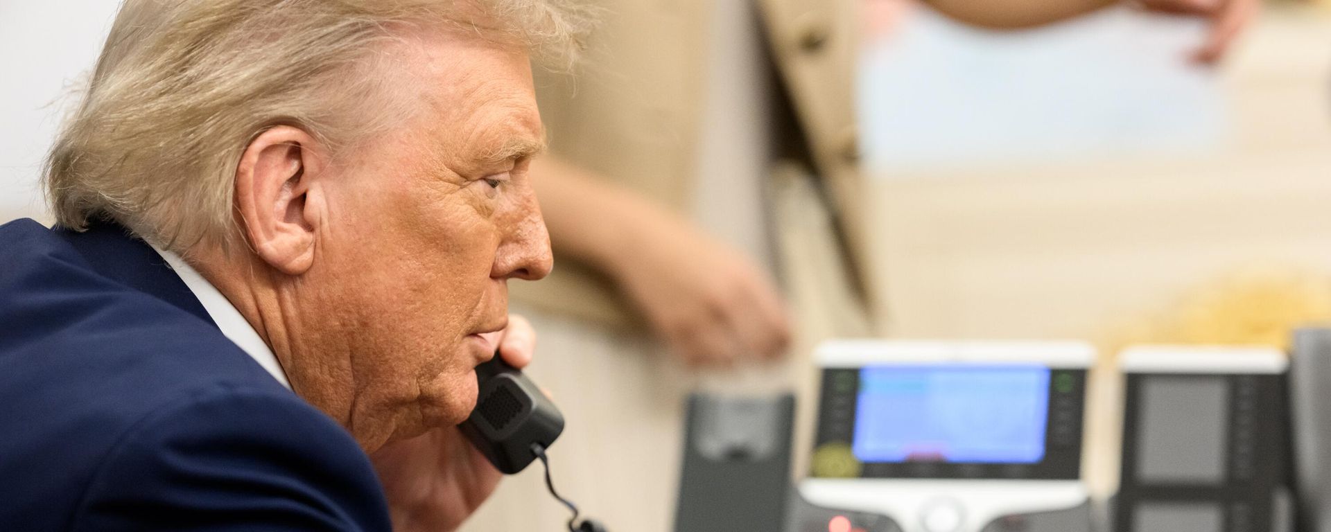 Президент США Дональд Трамп разговаривает по телефону - Sputnik Таджикистан, 1920, 19.04.2026