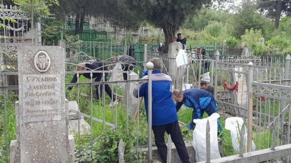 В Душанбе убрали от мусора могилы ветеранов Великой Отечественной войны, сообщает РТСУ - Sputnik Таджикистан