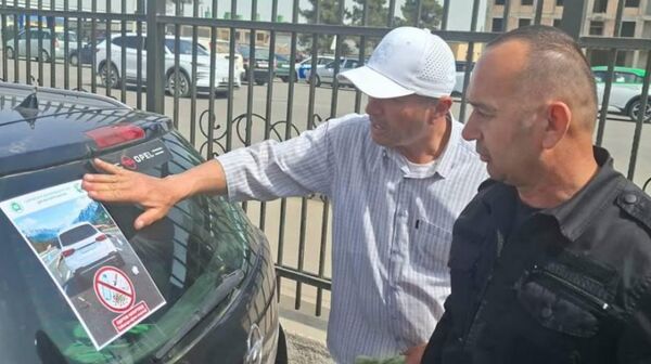 В Хатлоне на автомобили наклеили предупреждения о бросании мусора - Sputnik Таджикистан