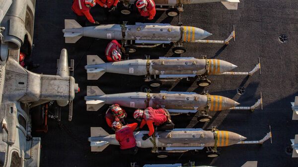 Боеприпасы на палубе авианосца USS Abraham Lincoln (CVN 72) в рамках операции Эпическая ярость. - Sputnik Тоҷикистон