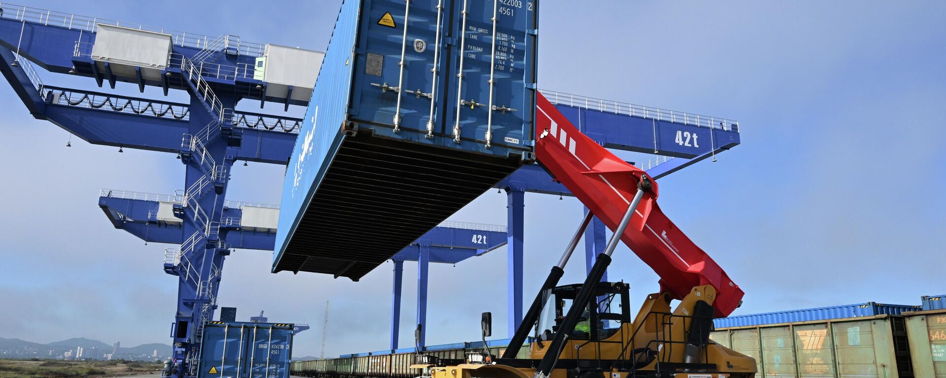 Контейнерная площадка на территории мультимодального транспортно-логистического центра Артем. Иллюстративное фото - Sputnik Таджикистан, 1920, 20.04.2026