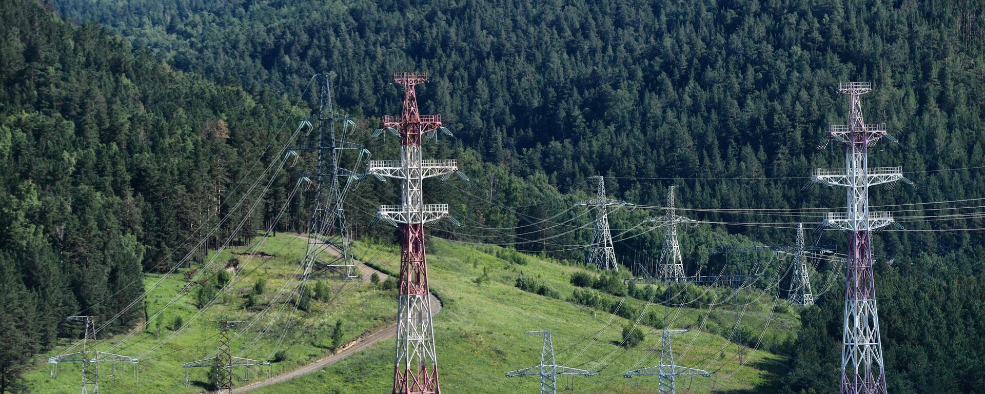 Линии электропередач в Красноярском крае.  - Sputnik Тоҷикистон, 1920, 21.04.2026