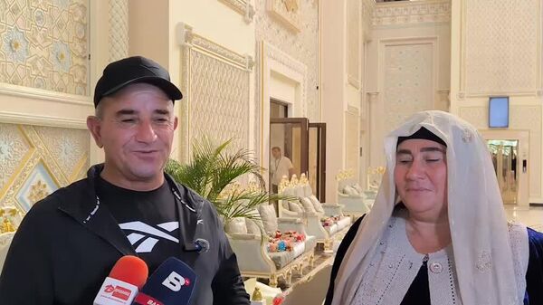 Финали тоҷикӣ: Падари Эмомалии Нуралӣ эҳсосоташро ҳангоми зӯрозмоии писараш бо ҷудокори дигари тоҷик, Обид Ҷебов дар қаҳрамонии Осиё гуфт - Sputnik Тоҷикистон