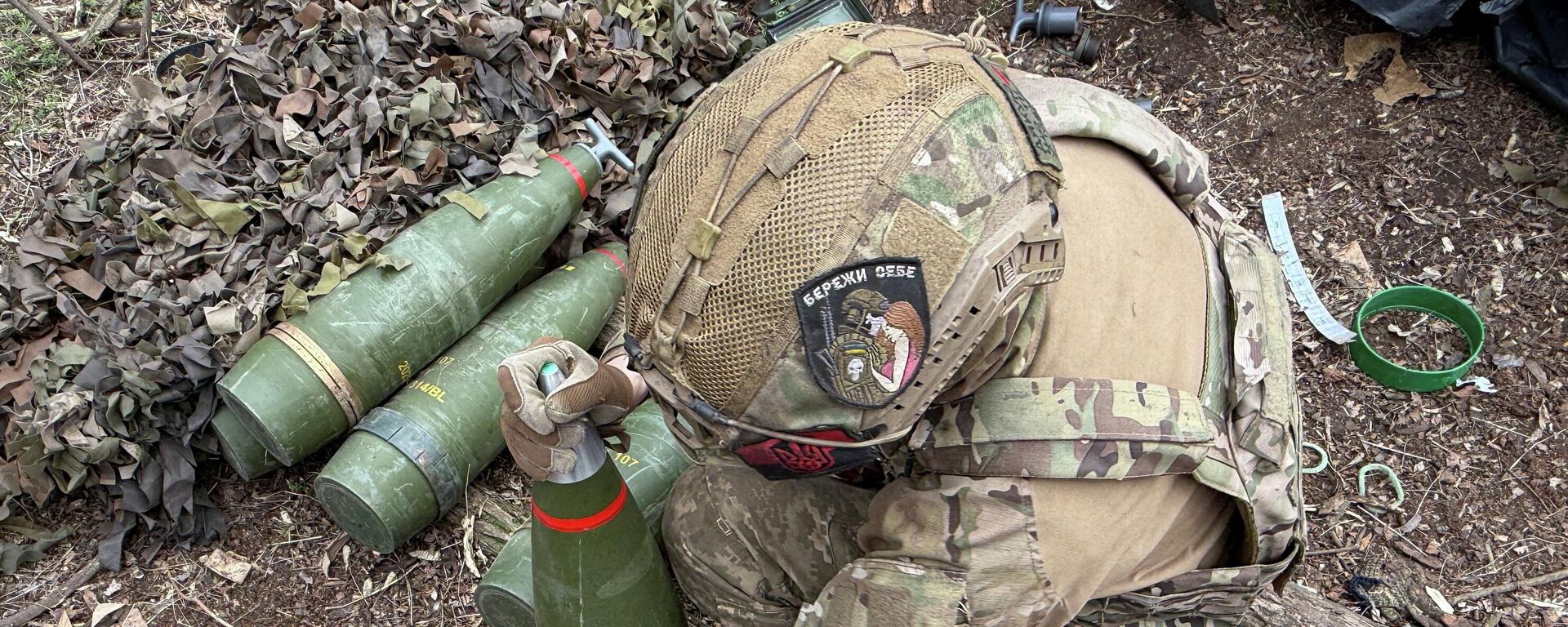 Артиллерист 147-й воздушно-десантной бригады Вооруженных сил Украины готовит снаряды для самоходной гаубицы недалеко от Покровска в Донецкой области, Украина, 30 марта 2026 года. - Sputnik Таджикистан, 1920, 21.04.2026
