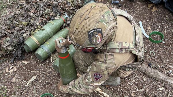 Артиллерист 147-й воздушно-десантной бригады Вооруженных сил Украины готовит снаряды для самоходной гаубицы недалеко от Покровска в Донецкой области, Украина, 30 марта 2026 года. - Sputnik Таджикистан