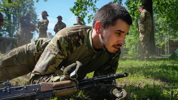 Новобранцы 3-й штурмовой бригады тренируются в Киеве, Украина. - Sputnik Тоҷикистон