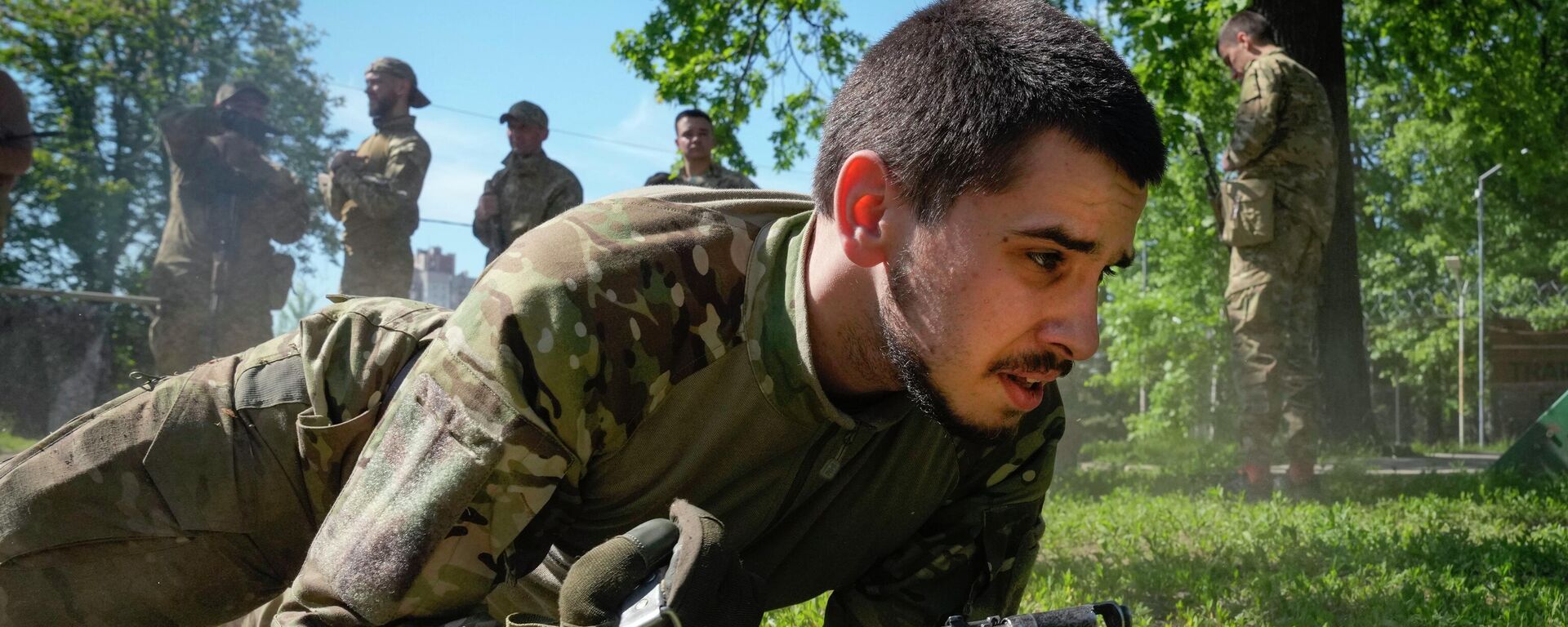 Новобранцы 3-й штурмовой бригады тренируются в Киеве, Украина. - Sputnik Тоҷикистон, 1920, 21.04.2026