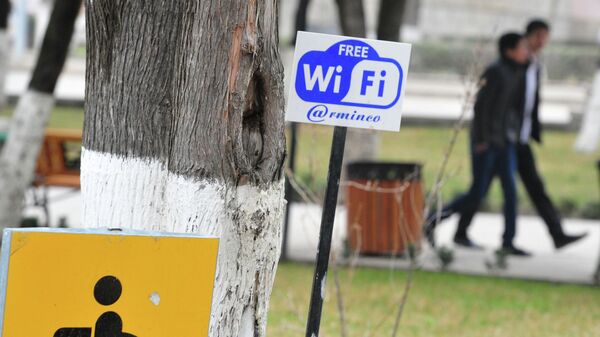 Табличка о наличии бесплатной сети вайфай.  - Sputnik Тоҷикистон