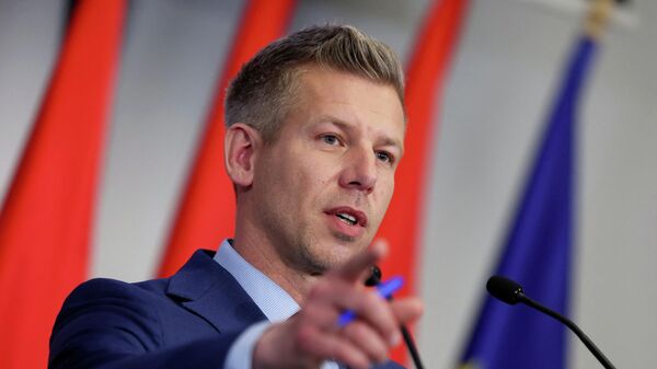 Петер Мадьяр выступает на пресс-конференции в Будапеште, Венгрия, 20 апреля 2026 года.  - Sputnik Тоҷикистон