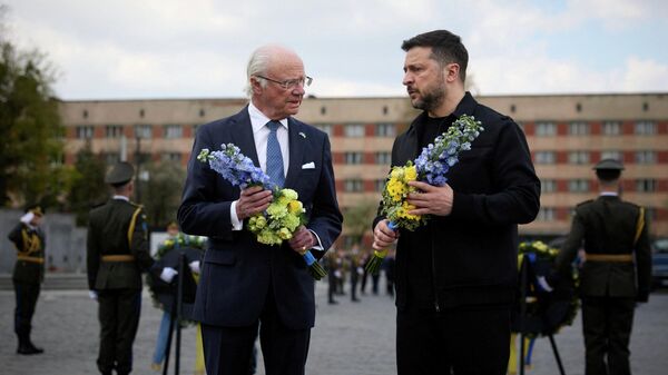 Король Швеции Карл XVI Густав и Владимир Зеленский на Лычаковском кладбище во Львове, Украина, 17 апреля 2026 года.  - Sputnik Тоҷикистон