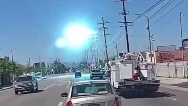 В Лос-Анджелесе легкомоторный самолет задел линию передач - Sputnik Таджикистан