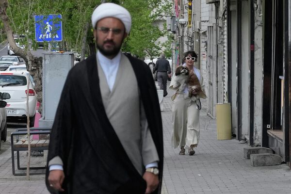 Женщина с собакой и священнослужитель в Тегеране. - Sputnik Таджикистан