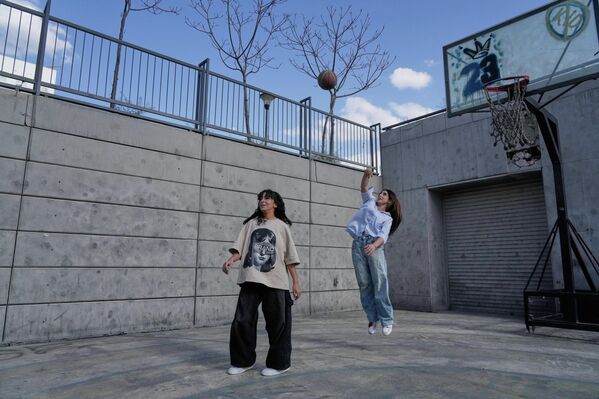 Девочки играют в баскетбол в одном районов Ирана. - Sputnik Таджикистан