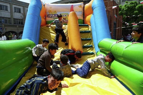 Дети играют на базаре. - Sputnik Таджикистан