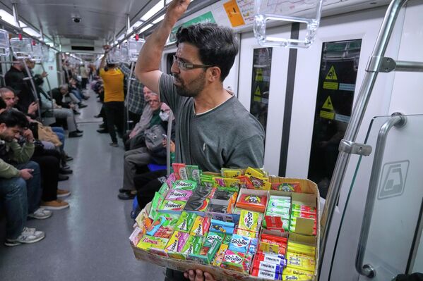 Уличный торговец продает жвачку в вагоне метро в Тегеране. - Sputnik Таджикистан