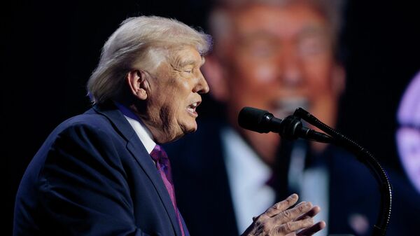 Президент США Дональд Трамп выступает на мероприятии организации Turning Point USA в Финиксе, штат Аризона, США, 17 апреля 2026 года.  - Sputnik Тоҷикистон