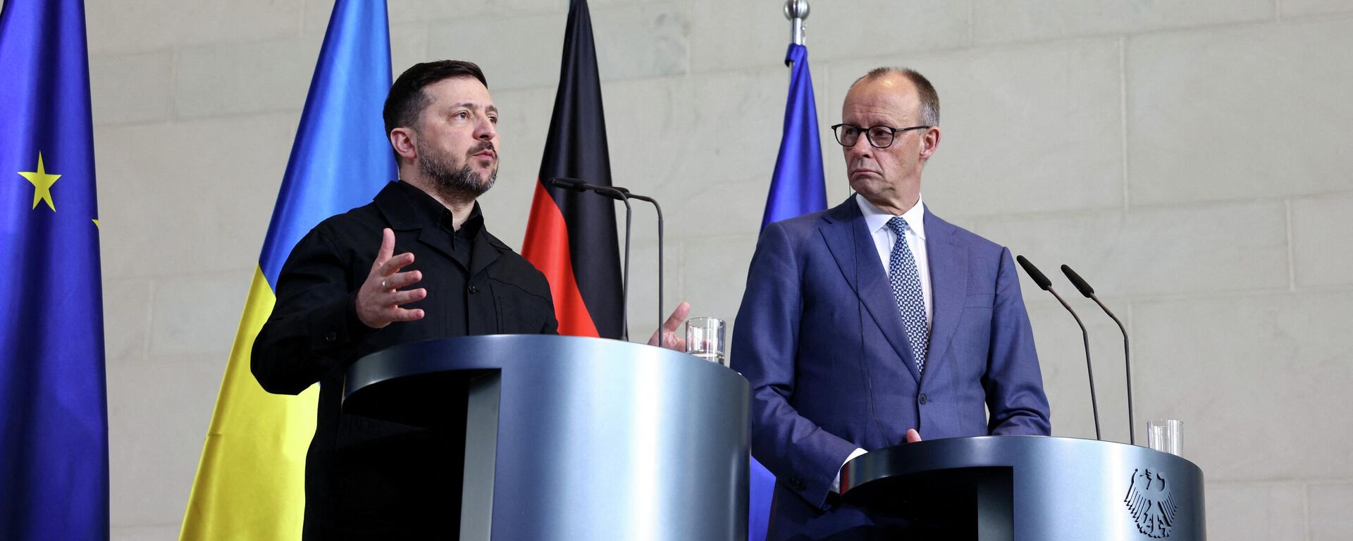 Канцлер Германии Фридрих Мерц и Владимир Зеленский выступают на пресс-конференции в канцелярии в Берлине, Германия. - Sputnik Таджикистан, 1920, 22.04.2026