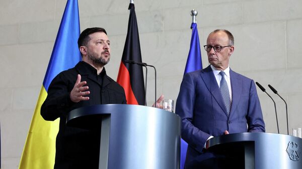 Канцлер Германии Фридрих Мерц и Владимир Зеленский выступают на пресс-конференции в канцелярии в Берлине, Германия. - Sputnik Таджикистан