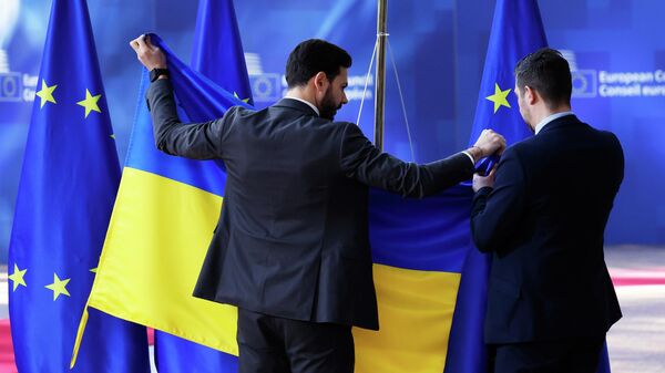 Члены протокола держат украинский флаг во время саммита ЕС в Брюсселе в четверг, 6 марта 2025 года. - Sputnik Таджикистан
