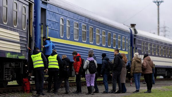 Украинские железные дороги проводят учения по эвакуации пассажиров после ударов по железнодорожной системе в Киеве.  - Sputnik Тоҷикистон