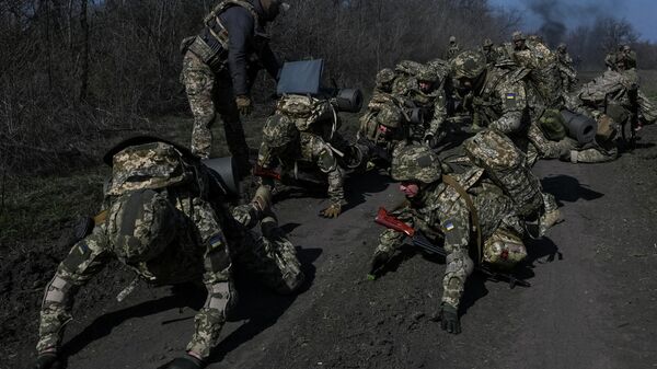 Новобранцы 118-й отдельной механизированной бригады Вооруженных сил Украины проходят военную подготовку вблизи линии фронта в Запорожской области, Украина, 5 апреля 2026 года. - Sputnik Таджикистан