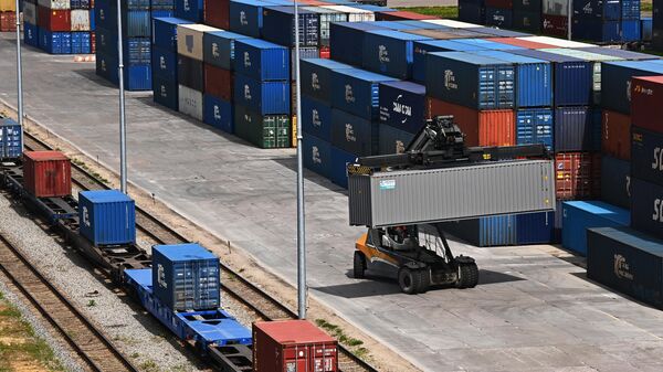 Погрузчик на новом контейнерном терминале Запад на территории транспортно-логистического центра Ворсино в Калужской области.  - Sputnik Тоҷикистон