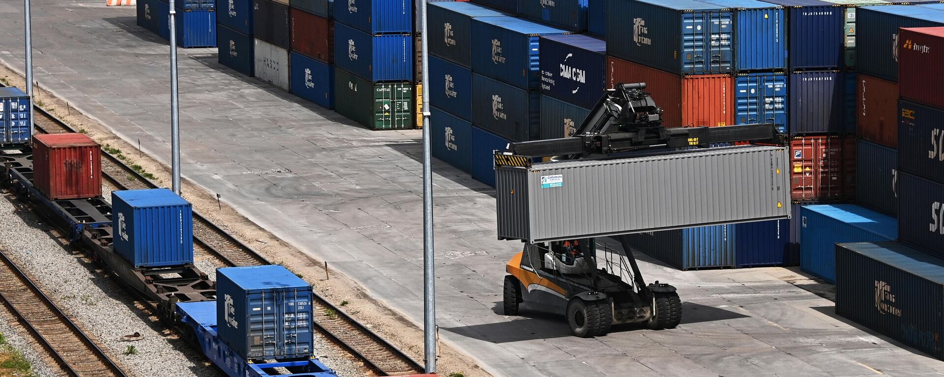 Погрузчик на новом контейнерном терминале Запад на территории транспортно-логистического центра Ворсино в Калужской области.  - Sputnik Тоҷикистон, 1920, 24.04.2026