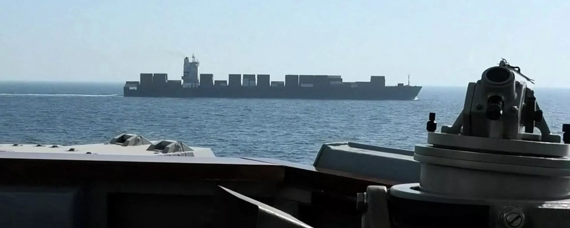 Американский эсминец USS Spruance осуществляет перехват иранского грузового судна Touska. — Sputnik Таджикистан, 1920, 24.04.2026