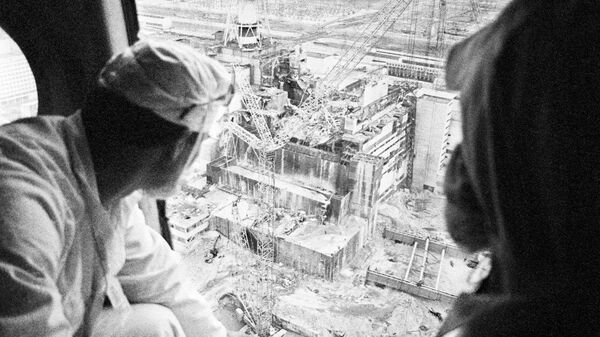Дозиметристы осуществляют замер радиации после аварии на Чернобыльской АЭС - Sputnik Таджикистан