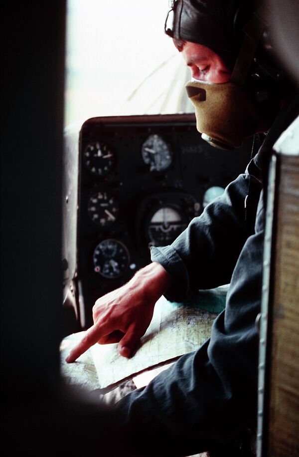 Ликвидаторы последствий аварии на Чернобыльской АЭС используют вертолёты для замеров уровня радиации, дезактивации местности - Sputnik Таджикистан