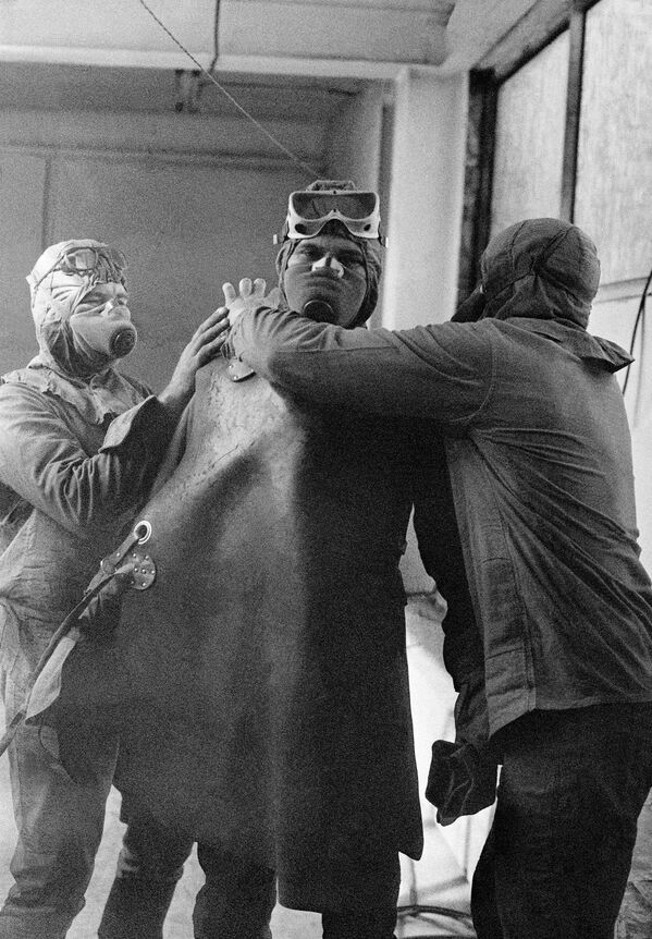 Группа ликвидаторов готовится выйти на крышу реактора Чернобыльской АЭС после катастрофы. - Sputnik Таджикистан