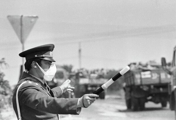 Сотрудник Госавтоинспекции МВД СССР контролирует передвижение машин из районов прилегающих к Чернобыльской АЭС в Украинской ССР, на которой 26 апреля 1986 года произошел взрыв на энергоблоке - Sputnik Таджикистан