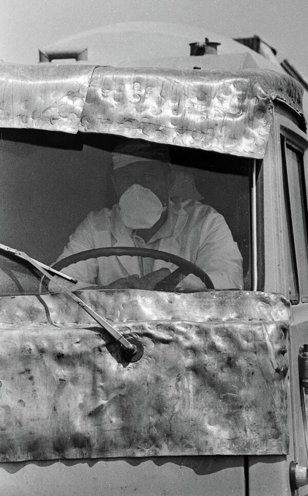 Машина со свинцовыми щитами для ликвидация последствия после аварии на Чернобыльской АЭС  - Sputnik Таджикистан