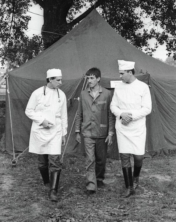 Сотрудники полевого госпиталя проводят обследование сержанта В. Засекина после аварии на Чернобыльской АЭС - Sputnik Таджикистан