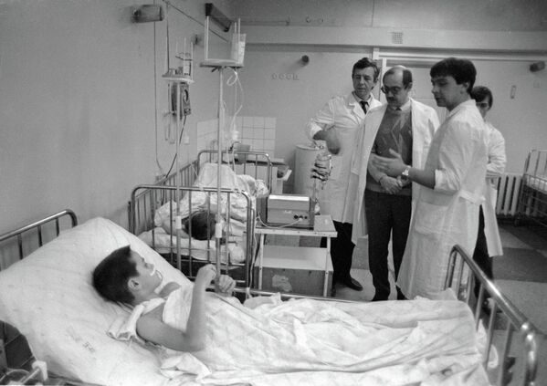 Депутат Верховного Совета Белоруссии, председатель комитета Дети Чернобыля при Белорусском Народном фронте Геннадий Грушевой навещает детей, пострадавших в результате аварии на Чернобыльской АЭС, в детском хирургическом центре - Sputnik Таджикистан