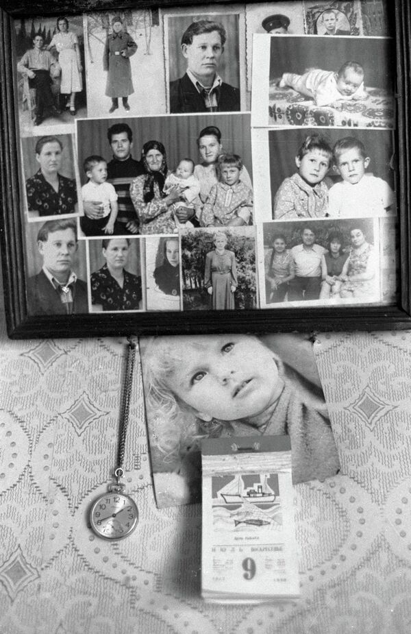 Семейные фотографии жителей деревни Чудяны, оставшиеся в доме, поражённом радиацией в результате аварии на Чернобыльской АЭС - Sputnik Таджикистан