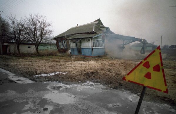 Заброшенный дом после аварии на Чернобыльской АЭС  - Sputnik Таджикистан