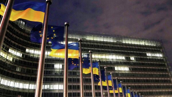 Флаги Европейского союза и Украины перед штаб-квартирой ЕС в Брюсселе. - Sputnik Тоҷикистон
