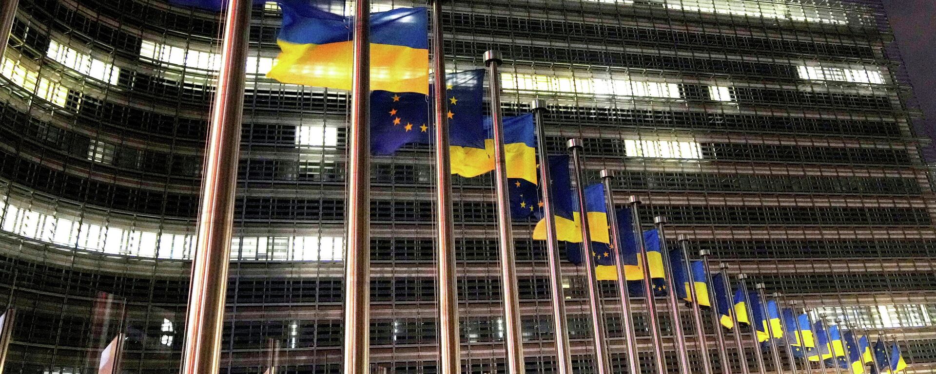 Флаги Европейского союза и Украины перед штаб-квартирой ЕС в Брюсселе, 24 февраля 2025 года. - Sputnik Тоҷикистон, 1920, 04.05.2026