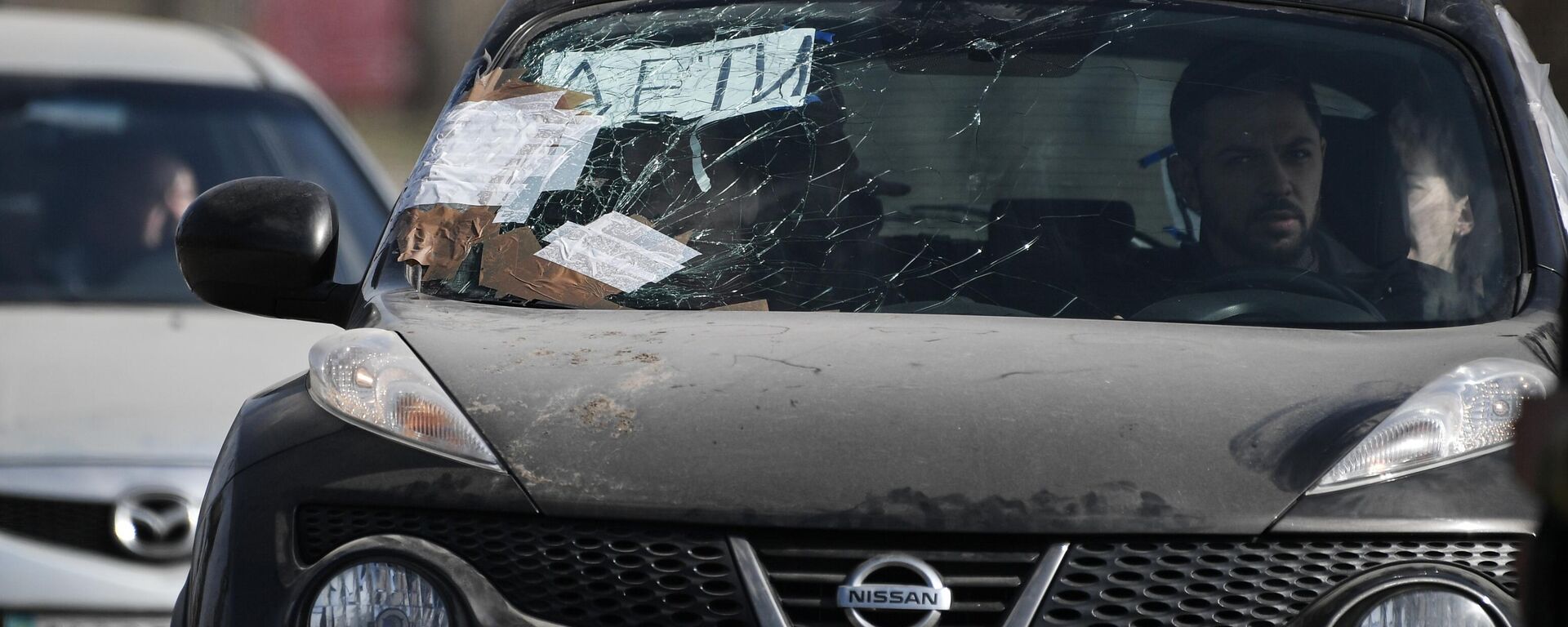 Беженцы из Мариуполя на блок-посту при въезде в Мелитополь.  - Sputnik Таджикистан, 1920, 24.04.2026